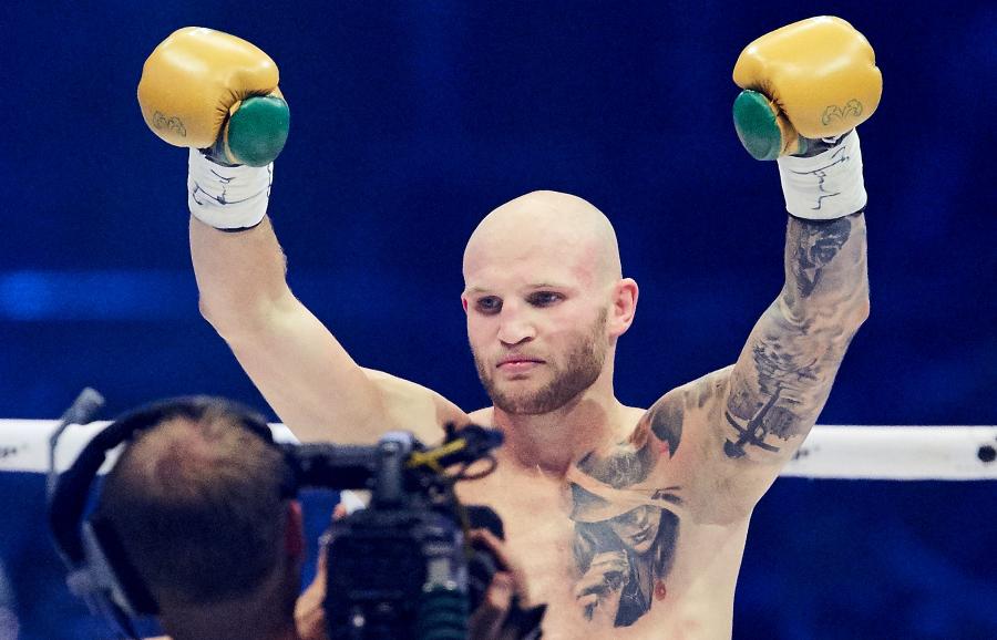 Maciej "Striczu" Sulęcki cieszy się z wygranej przed czasem walki z Damianem Bonelli podczas gali bokserskiej Polsat Boxing Night