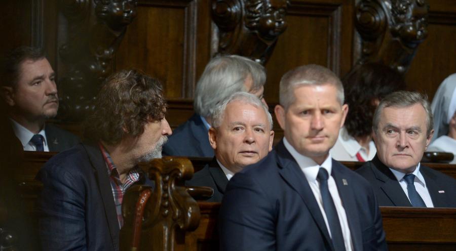 Jan Maria Tomaszewski (L), prezes Prawa i Sprawiedliwości Jarosław Kaczyński (C) oraz minister kultury i dziedzictwa narodowego Piotr Gliński (P) podczas wieczornej mszy świętej w warszawskiej archikatedrze św. Jana Chrzciciela