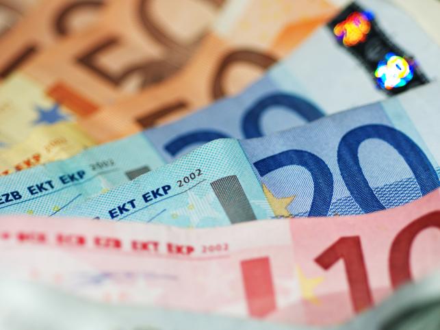 Europosłowie dostaną podwyżki. Ile zarobią?