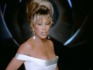 Tina Turner nuci Bondowi w 1995 roku  quot;GoldenEye quot;