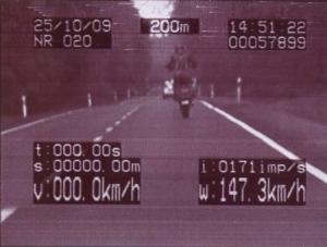 150 km/h na jednym kole przed nosem Policji