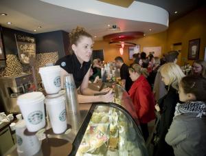 Z kubkiem od Starbucksa do elity