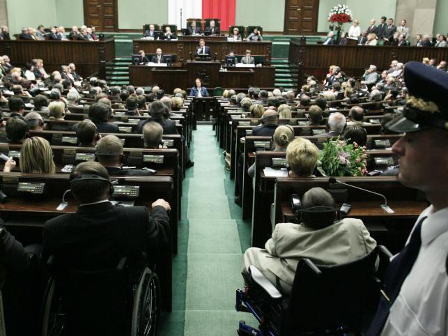 PO walczy z kryzysem ustawami