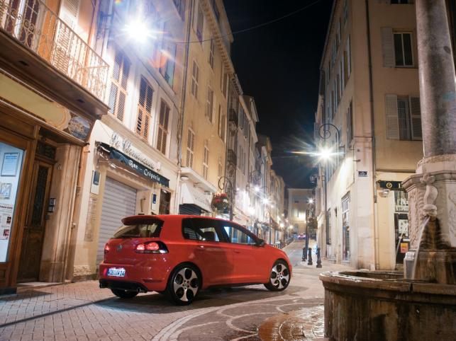 Dziś volkswagen golf GTI szóstej generacji ma niemal dwa razy więcej mocy