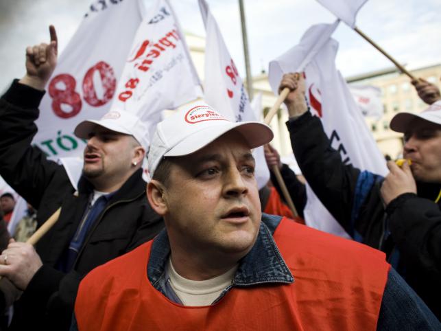 Związkowcy z "Sierpnia 80" protestowali w Warszawie przeciw kryzysowej polityce rządu