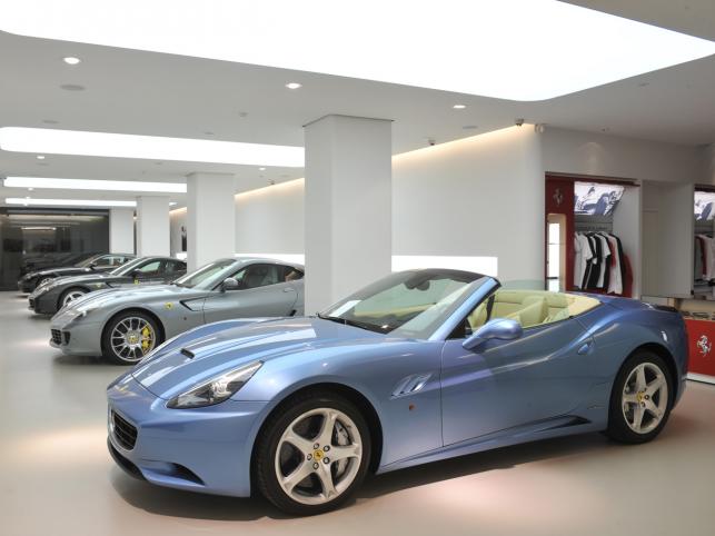 Salon kultowych włoskich samochodów Ferrari już został otwarty w dawnym gmachu KC przy ul. Nowy Świat 6/12 w Warszawie.
