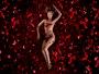 Ola Kuligowska w płatkach róż jako naga i bardzo nieletnia kusicielka Mena Suvari z "American Beauty"