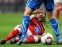 Zawodnik Lecha Siergiej Kriwiec stoi nad Alanem ze Sportingu Braga