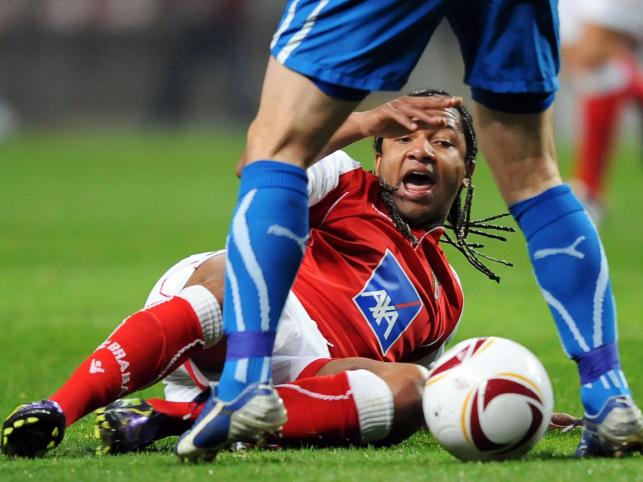 Zawodnik Lecha Siergiej Kriwiec stoi nad Alanem ze Sportingu Braga