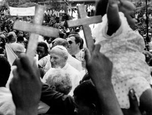 Papież Jan Paweł II podczas pielgrzymki do Kongo, sfotografowany 5 maja 1980 roku w Brazzaville