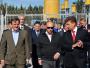 Vladimir Putin, Alexey Miller - szef Gazpromu i Gerhard Schroeder oglądaja infrastrukturę obsługującą Gazociąg Północny