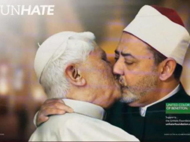 Papież całujący - wycofane zdjęcie