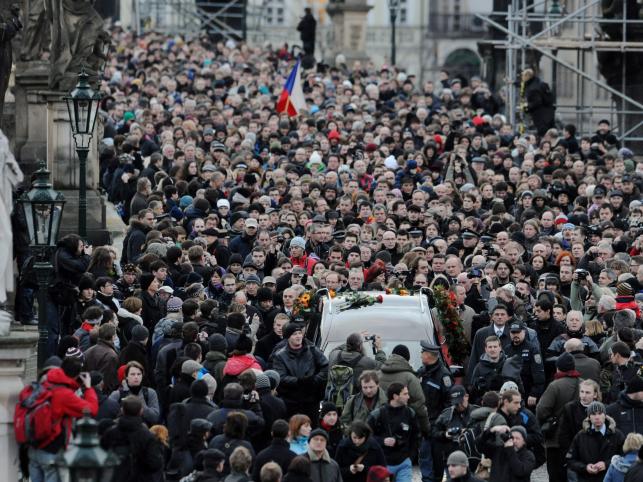 Tlum żegnający byłego prezydenta Czech Vaclava Havla