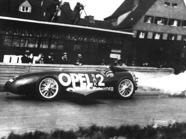 W 1928 roku rakieta Opla bije rekord prędkości na torze wyścigowym Avus w Berlinie. Fritz von Opel osiąga prędkość 238 km/h, prawdziwy, wprost niewyobrażalny w tamtych czasach wyczyn