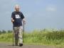 Nordic walking, czyli marsz z kijami, odciąża stawy i kręgosłup, reguluje oddech i poprawia krążenie krwi