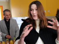 Niszczycielska siła botoksu: upiorna twarz Carli Bruni