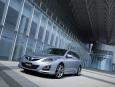 Nowa mazda szóstka to zmieniona stylizacja przodu plus nowe reflektory i tylne światła