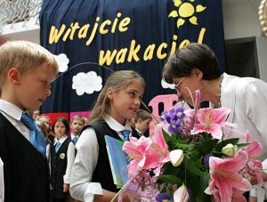 Uczniowie dostaną dzisiaj świadectwa, a nauczyciele prezenty