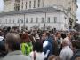 Tłumy ludzi przed Pałacem Prezydenckim