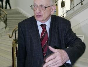 Bezpieka chciała skompromitować Władysława Bartoszewskiego