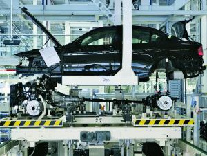 BMW i Mercedes tną produkcję