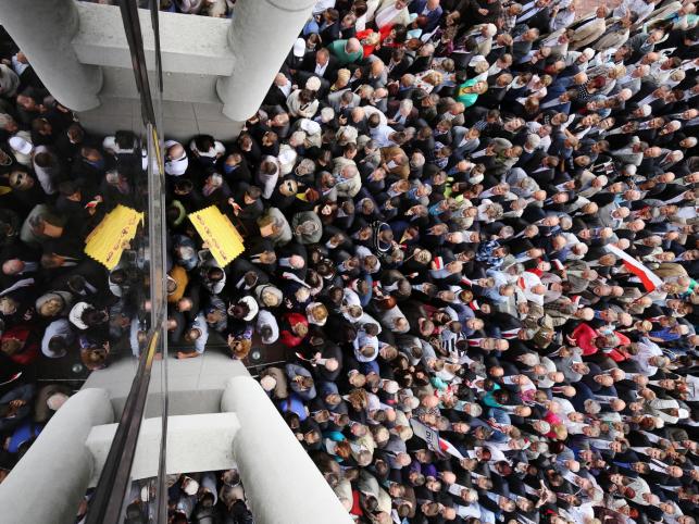 Sympatycy PiS wchodzą do Hali Widowiskowo-Sportowej Torwar w Warszawie