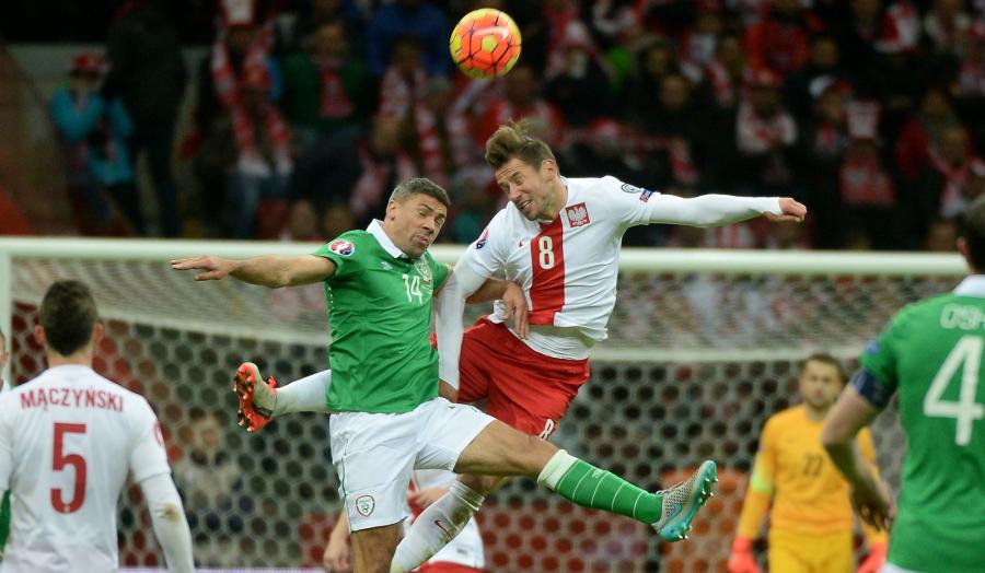 Grzegorz Krychowiak i Jon Walters z Irlandii w meczu grupy D eliminacji piłkarskich mistrzostw Europy 2016 na PGE Stadionie Narodowym w Warszawie