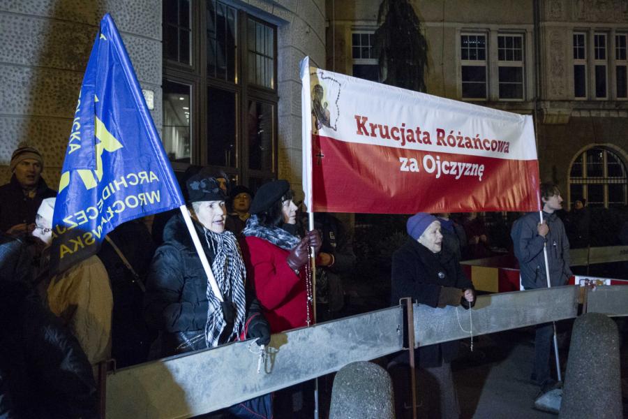 Przepychanki z policją przed Teatrem Polskim we Wrocławiu