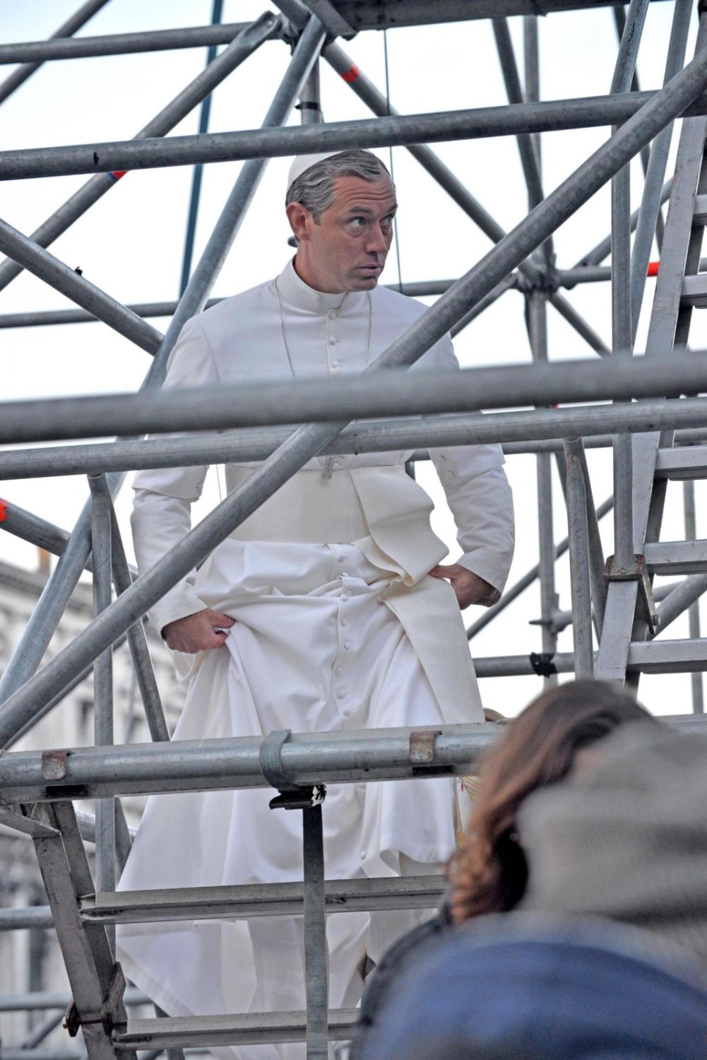 Jude Law papieżem na planie serialu "The young pope"