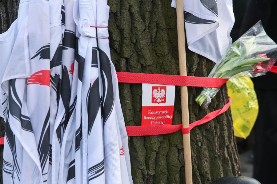 Demonstracja KOD przed budynkiem Trybunału Konstytucyjnego