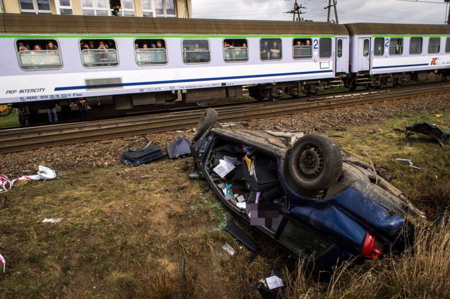 TRAGEDIA NA PRZEJEŹDZIE KOLEJOWYM W DZIARNOWIE. OJCIEC I CÓRKA NIE ŻYJĄ