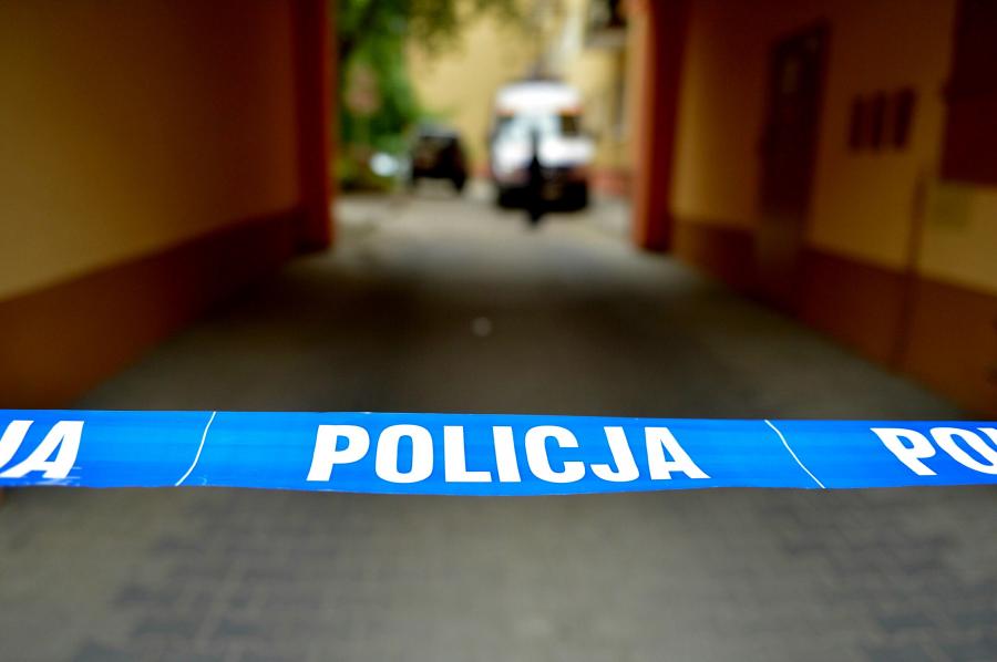 MĘŻCZYZNA ZABARYKADOWAŁ SIĘ W MIESZKANIU