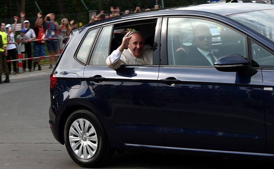 Volkswagen golf sportsvan samochodem papieża Franciszka na ŚDM