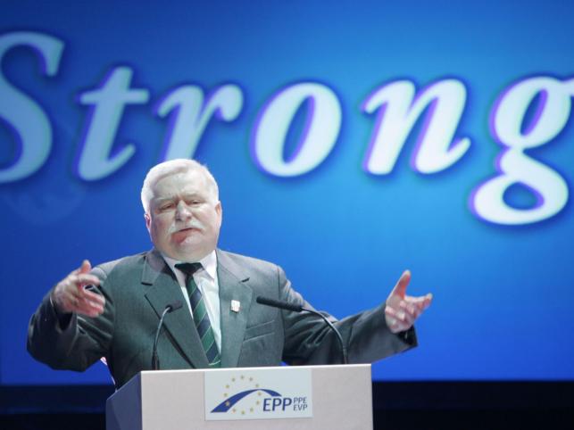 Wałęsa znów jest za a nawet przeciw