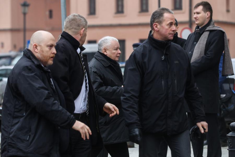 Prezes PiS Jarosław Kaczyński (C) w drodze na poranną mszę świętą w kościele Seminaryjnym p.w. Wniebowzięcia NMP i św. Józefa Oblubieńca przy Krakowskim Przedmieściu w Warszawie